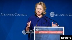 La ex secretaria de Estado Hillary Rodham Clinton recibió el 1 de mayo el Premio al Liderazgo Distinguido que entrega el Consejo Atlántico.
