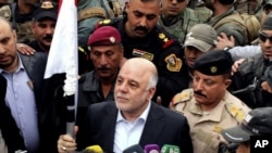 Le Premier ministre irakien Haider al-Abadi, à Ramadi, 115 kilometers à l'ouest de Bagdad, après sa reprise par ses forces de sécurité, le 29 décembre 2015. 