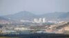 Kota Kaesong terlihat di belakang Kompleks Industri Kaesong antar-Korea, di seberang DMZ yang memisahkan Korea Utara dari Korea Selatan dalam gambar ini diambil dari observatorium Dora di Paju (Foto: Reuters)