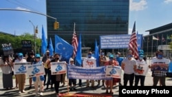 Para pedemo dari komunitas Xinjiang dalam unjuk rasa untuk menunjukkan solidaritas kepada etnis Uighur di depan kantor pusat PBB di New York, 28 Agustus 2020. (Foto: Salih Hudayar)