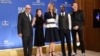 'La La Land', 'Moonlight' Lead Golden Globe Nominations