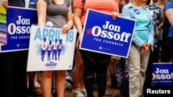 Les militants du candidat Jon Ossoff écoutent son intervention lors d'un rassemblement à Roswell, Géorgie, le 17 avril 2017.