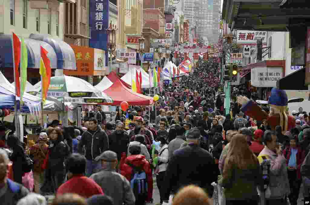 2016年2月20日，在旧金山举行的中国农历新年游行和庙会，人群挤满了中国城的格兰特道，庆祝猴年。