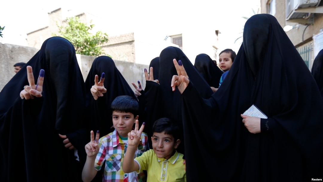 Para perempuan Irak menunjukkan jarinya setelah memberikan suara dalam pemilu legislatif di Baghdad, Rabu (30/4). 