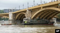 한국인 관광객을 태운 유람선이 침몰한 헝가리 부다페스트 다뉴브 강에서 구조선이 30일 수색작업을 벌이고 있다. 