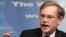 Zoellick opina que Estados Unidos debe reducir su deuda, más que cortar gastos.