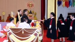 ထိုင်းဘုရင်ကိုယ်တိုင်တက်ရောက်တဲ့ ဘွဲ့နှင်းသဘင် Thammasat တက္ကသိုလ် ဘွဲ့ယူကျောင်းသား တဝက်ကျော် သပိတ်မှောက်