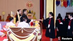 Thammasat တက္ကသိုလ်မှာ သောကြာနေ့က ထိုင်းဘုရင် Maha Vajiralongkorn ကိုယ်တိုင် မိန့်ခွန်းစကားပြောပြီးဘွဲ့လက်မှတ်ပေးအပ်တဲ့ အခမ်းအနား