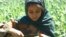 Wata yarinya a cikin gonar da ake noma sinadarin yin hodar iblis ta Heroin a kasar Afganistan.