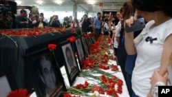 Les funérailles des victimes de l’attentat à l'aéroport Ataturk à Istanbul, 30 juin, 2016. (AP Photo / Emrah Gurel)