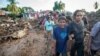 Seorang perempuan menangisi kerabatnya yang ditemukan tewas usai hujan deras membawa banjir bandang di Flores Timur, Nusa Tenggara Timur, 6 April 2021. (Foto: Antara/Aditya Pradana Putra via REUTERS)