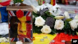 Des bouquets de fleurs déposés en mémoire des victimes de récentes attaques à Bruxelles, à la Place de la Bourse à Bruxelles, 25 mars 2016.