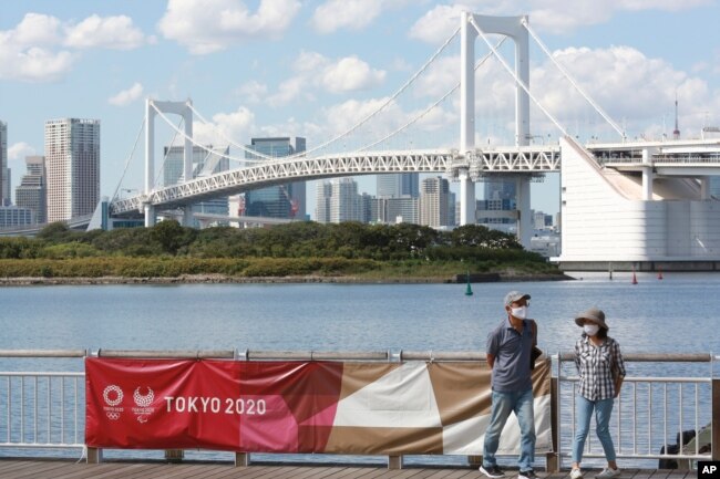 Warga mengenakan masker di tengah pandemi Covid-19 di Tokyo, Jepang, 28 September 2020. (AP Photo/Koji Sasahara)