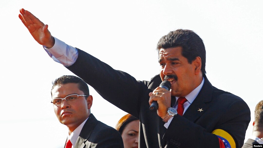 Wakil Presiden Venezuela, Nicolas Maduro (kanan) memberikan pidato kepada para pelayat yang antri untuk menyaksikan jenazah Presiden Hugo Chavez yang disemayamkan di Akademi Militer, Caracas (7/3). Maduro mengumumkan bahwa jenazah mendiang Presiden Chavez akan diawetkan dan dipamerkan untuk selamanya di museum militer Caracas.