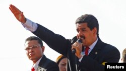 Wakil Presiden Venezuela, Nicolas Maduro (kanan) memberikan pidato kepada para pelayat yang antri untuk menyaksikan jenazah Presiden Hugo Chavez yang disemayamkan di Akademi Militer, Caracas (7/3). Maduro mengumumkan bahwa jenazah mendiang Presiden Chavez akan diawetkan dan dipamerkan untuk selamanya di museum militer Caracas.