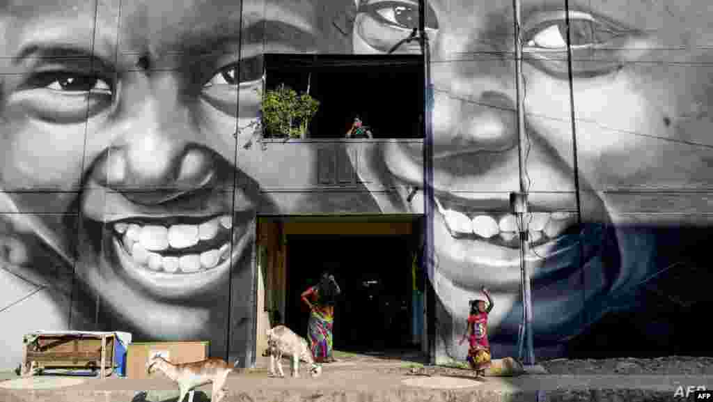 인도 첸나이 빈민가 건물에 아이들의 환한 미소를 담은 벽화가 그려져 있다.
