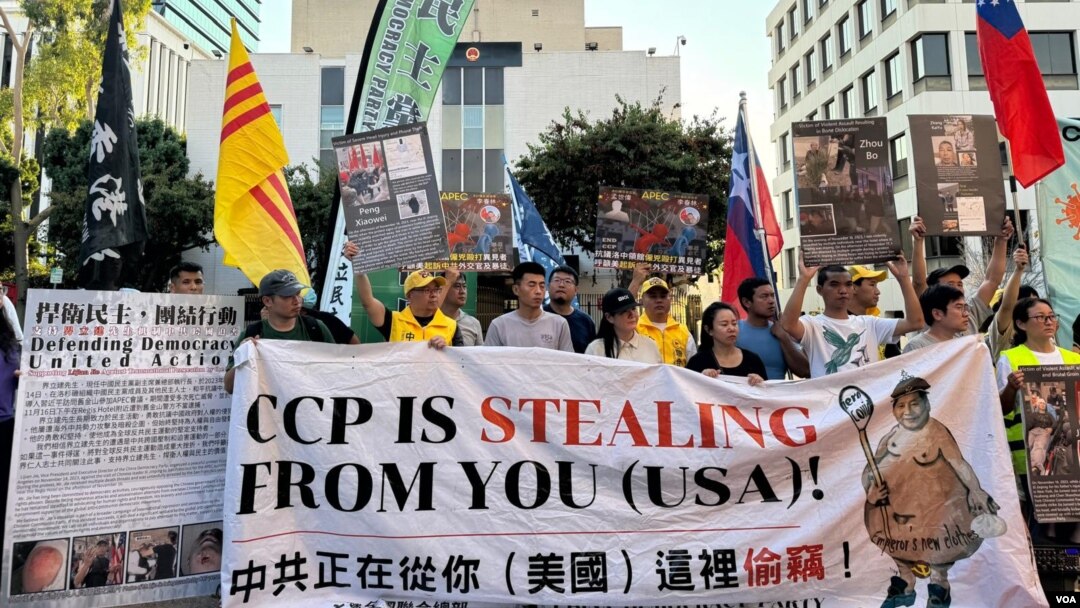 
9月8日，洛杉矶华裔民主人士在中国驻洛杉矶总领事馆门前抗议中共迫害海外异议人士。(美国之音）张木林拍摄