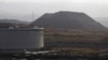 FOTO DE ARCHIVO: Un tanque de petróleo en el complejo industrial José Antonio Anzoátegui de PDVSA, en el estado de Anzoátegui. REUTERS/Carlos García Rawlins 