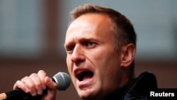 ARCHIVO - El líder opositor ruso, Alexei Navalny pronuncia un discurso durante una protesta para exigir la liberación de manifestantes arrestados en Moscú. Septiembre 29 de 2019. 