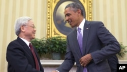 President Barack Obama meets with Vietnamese Communist party secretary general Nguyen Phu Trong in the Oval Office. (July 7, 2015.) 