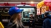 Seorang tukang cukur rambut tampak menunggu pelanggan di salah satu area di New York, pada 25 Desember 2023. (Foto: Reuters/Eduardo Munoz)