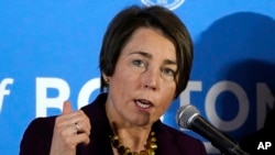 La gouverneure Maura Healey.