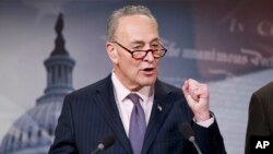 El senador Schumer también señala que es necesario promover más los canales de comunicación con el gobierno para que la población pueda ofrecer información de manera confidencial.