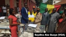 Gorgui Dieng remet le matériel au médecin chef de l'hôpital principal de Dakar en présence du ministre des Forces armées et celui des sports, au Sénégal, le 11 mai 2017. (VOA/Seydina Aba Gueye)