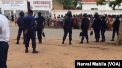 Des policiers encerclent le Palais de Justice de Lubumbashi, en RDC, le 5 janvier 2017. (VOA/Narval Mabila)