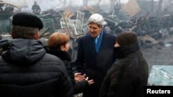 El secretario de Estado, John Kerry, visita la Plaza de la Independencia, en Kiev.