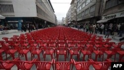 Crvene stolice postavljene u Sarajevu, u znak sećanja na građane koji su ubijeni tokom gotovo četvorogodišnje opsade