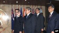 Indonesia President Susilo Bambang Yudhoyono, second from left, Indonesia Foreign Minister Marty Natalegawa, left, Secretary General of Association of Southeast Asia Nation (ASEAN) Surin Pitsuwan, right, and Japanese Foreign Minister Takeaki Matsumoto w