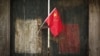 Bendera nasional China terlihat dipajang di sebuah gang tradisional di Beijing, China, pada 7 Juli 2024. (Foto: AP)