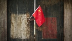 Bendera nasional China terlihat dipajang di sebuah gang tradisional di Beijing, China, pada 7 Juli 2024. (Foto: AP)