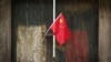 FIle - Bendera nasional China dipajang di luar gang tradisional Hutong di Qianmen, Beijing, China, 7 Juli 2024. (Vincent Thian/AP) 