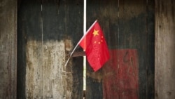 FIle - Bendera nasional China dipajang di luar gang tradisional Hutong di Qianmen, Beijing, China, 7 Juli 2024. (Vincent Thian/AP) 