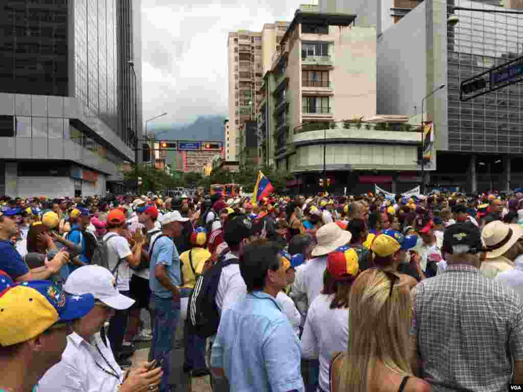 Por su parte los opositores del gobierno de Nicolás Maduro y del chavismo, también convocaron marchas en el Día Internacional del Trabajo. Foto: Álvaro Algarra/VOA