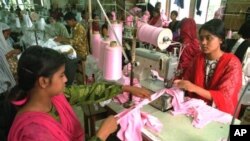 Para pekerja perempuan di sebuah pabrik garmen di Bangladesh (Foto: dok). Pemerintah AS mencabut sementara tunjangan perdagangan Amerika untuk Bangladesh (GSP), Kamis (26/6).