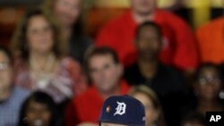 미국 자동차 산업의 중심지 디트로이트 시에서 타이거스 야구모자를 쓰고 연설하는 이명박 한국 대통령