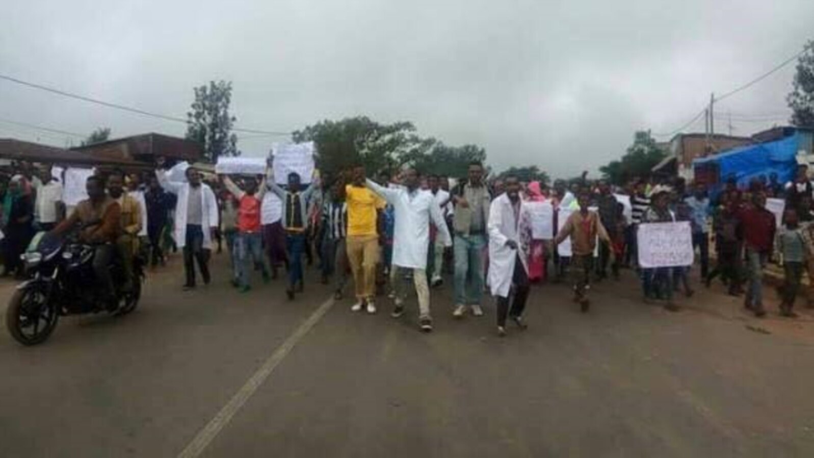 Demonstrators protest MIDROC mining's alleged environmental degradation, marching in Ethiopia's Goro Dola district, May 8, 2018. Ethiopia's government suspended MIDROC's mining permit Wednesday. 