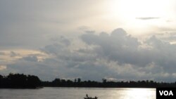 Pescadores en el rio Mekong, en Sambor. La salubridad de los ríos es una preocupación mayor para la pesca, el principal recurso alimentario para centenares de personas.