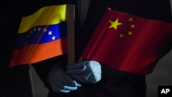 委内瑞拉国旗和中国国旗（美联社）