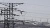 Torres eléctricas y turbinas de viento de la corporacion china State Grid se observan en una foto en la provincia de Hebei.