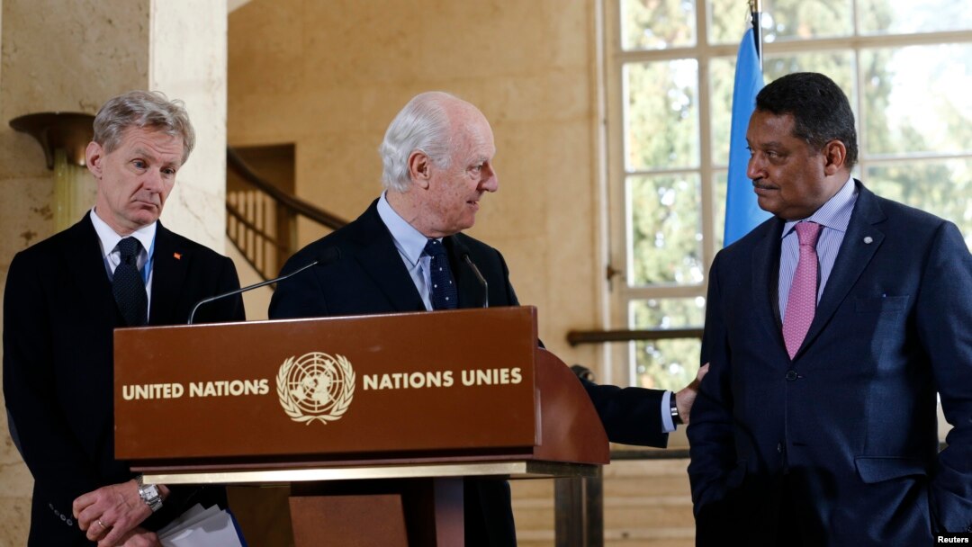 BMTning Suriya bo'yicha mas'ul vakili Staffan de Mistura (markazda), BMTning Suriyaga gumanitar yordam yetkazish bo'yicha mas'ul vakili Yaqub al Hillo (o'ngda) va de Misturaning maxsus maslahatchisi Jan Egeland (chapda) Jenevada, 9-mart, 2016-yil.