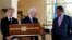 BMTning Suriya bo'yicha mas'ul vakili Staffan de Mistura (markazda), BMTning Suriyaga gumanitar yordam yetkazish bo'yicha mas'ul vakili Yaqub al Hillo (o'ngda) va de Misturaning maxsus maslahatchisi Jan Egeland (chapda) Jenevada, 9-mart, 2016-yil.
