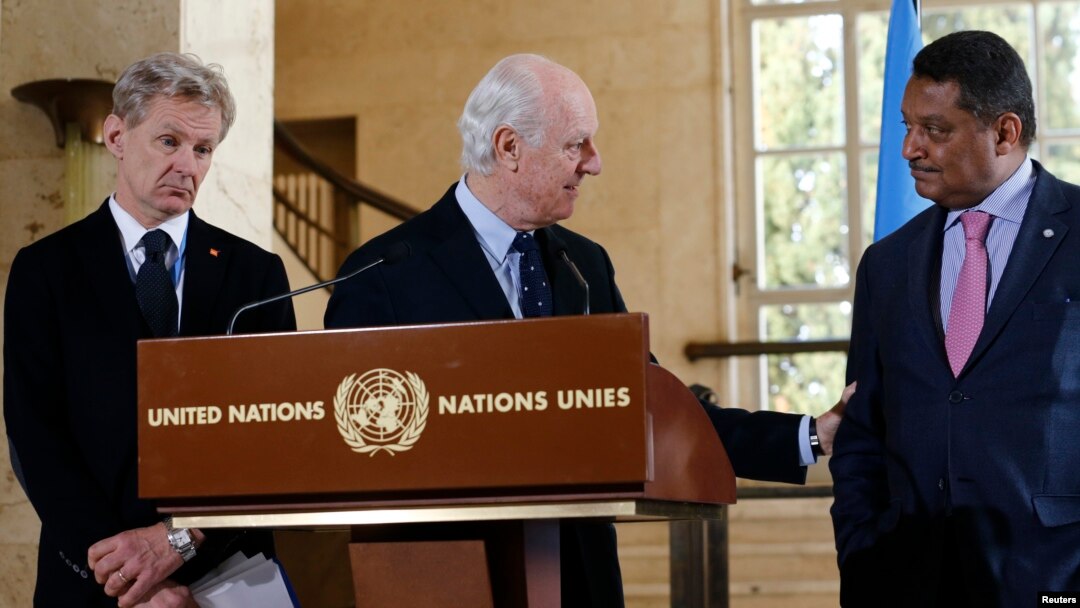 Tiga pejabat PBB urusan Suriah, dari kiri: Jan Egeland, Staffan de Mistura, dan Yacoub El Hillo memberikan pernyataan kepada media di Jenewa, Swiss mengenai kondisi di Suriah (foto: dok).