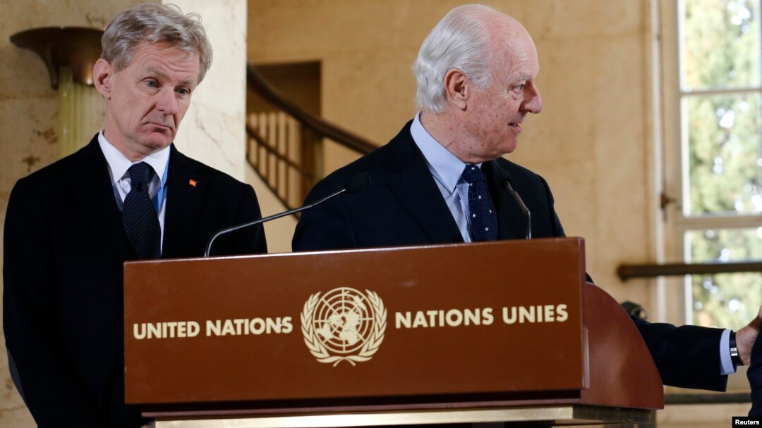 Jan Egeland (kiri) dan Staffan de Mistura memberikan penjelasan kepada media di Jenewa, Swiss (foto: dok).