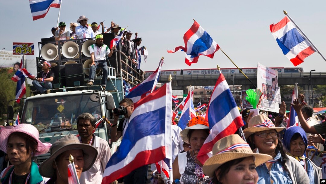 Anti-government People's Democratic Reform Committee (PDRC) protesters march past Bangkok's Victory Monument, Thursday, Jan. 16, 2014.