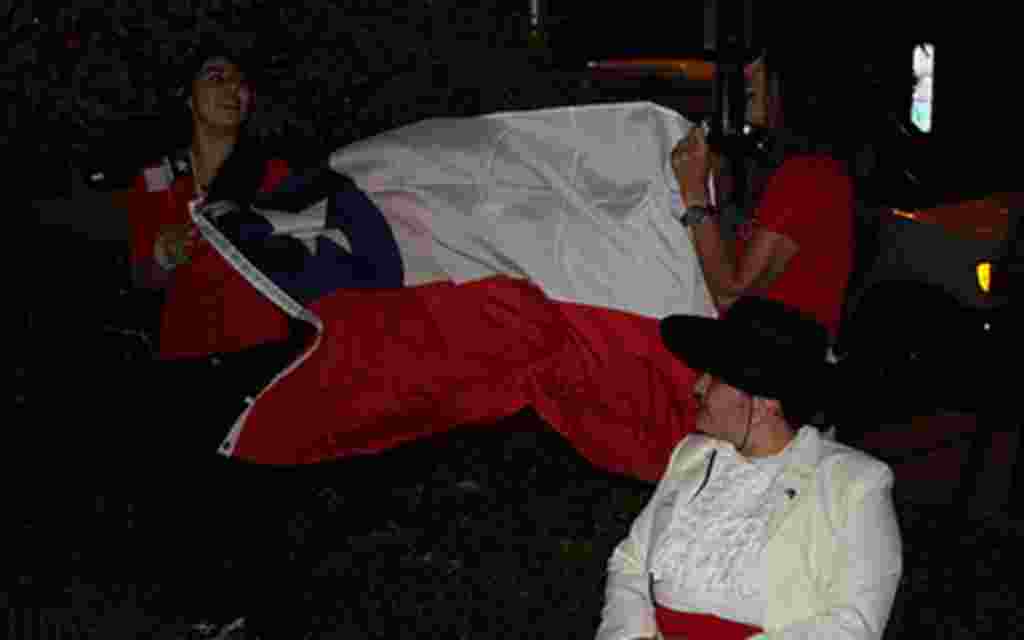 Con la llegada del primer minero a la superficie, a eso de la media noche, la alegría llegó a su nivel más alto y la bandera chilena ondeó con orgullo en cada rincón de la Embaja de Chile en Washington.