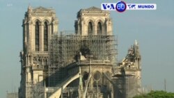 Filipinas: Católicos devotos na província de Pampanga celebraram esta Sexta-feira Santa com uma reencenação da crucificação de Jesus